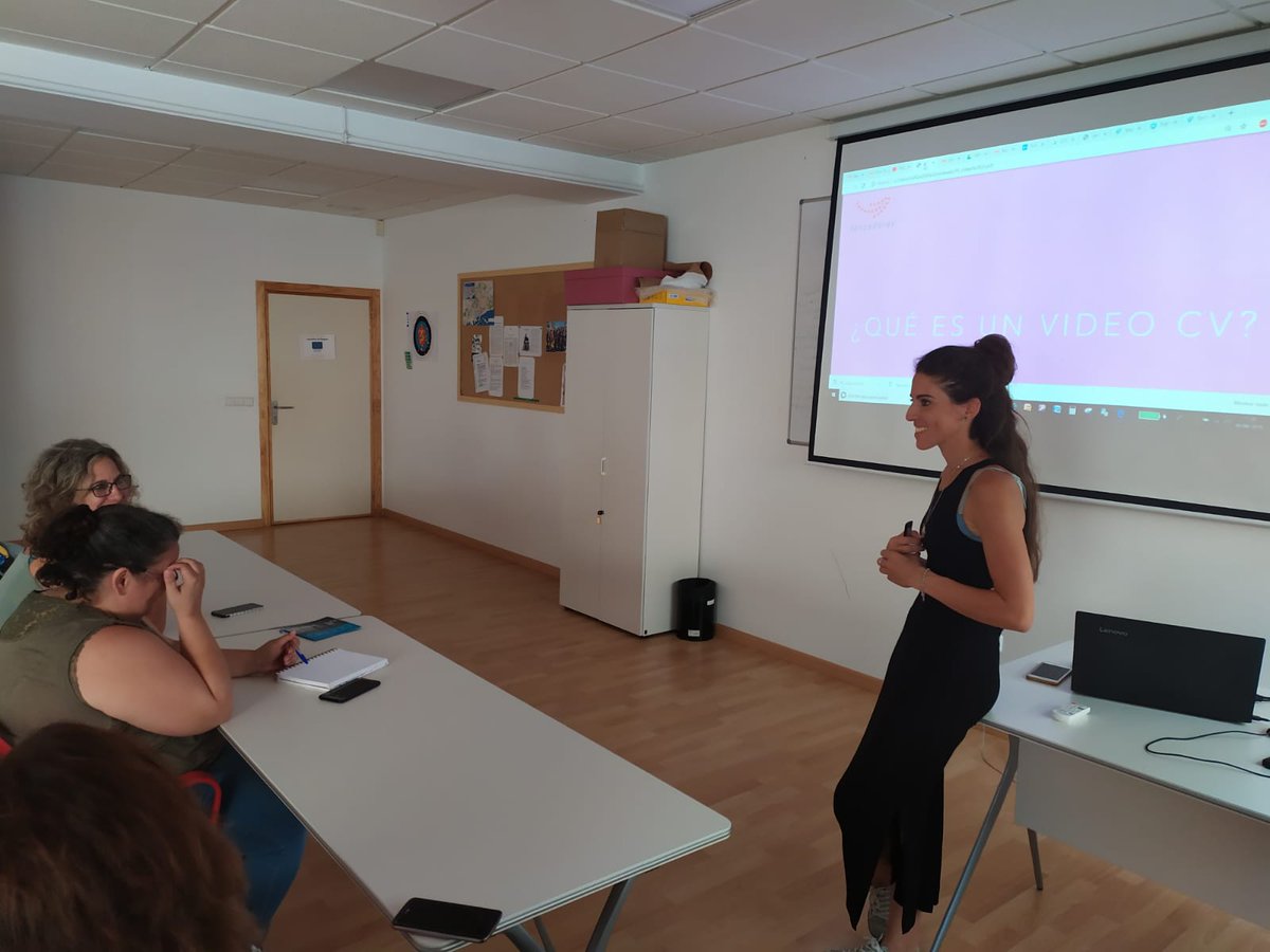 Cada vez somos más visuales y el videocurriculum en una muestra de ello.
lanzaderasdeempleo.es/bienvenidos-al…
<a href="/FundacionSMLRPH/">Fundación Santa María la Real</a> 
<a href="/fundacionTef/">Fundación Telefónica</a> 
<a href="/alicanteayto/">Ayuntamiento Alicante</a> 
<a href="/ImpulsAlicante/">AgenciaLocalAlicante</a> 
<a href="/prone_elisa/">ElisaProne</a> 
@Lanzaderas_EES