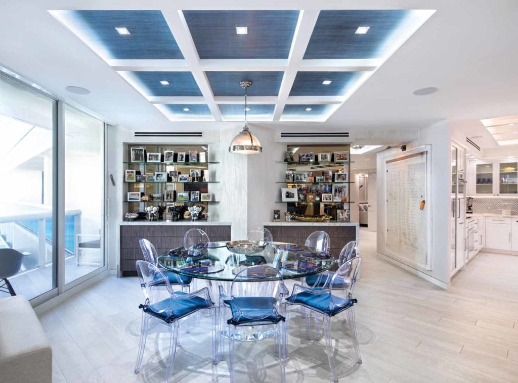 SEFLStyleDesign's tweet image. Wallcoverings are integrated into the ceiling design above a custom round acrylic table for the breakfast nook area.

Home by @sarahZdesigns 
305.906.5500
SARAHZDESIGNS.COM

 #interiordesign #interiordecor #style #homedesign #interiordesigner #homedecor  #design