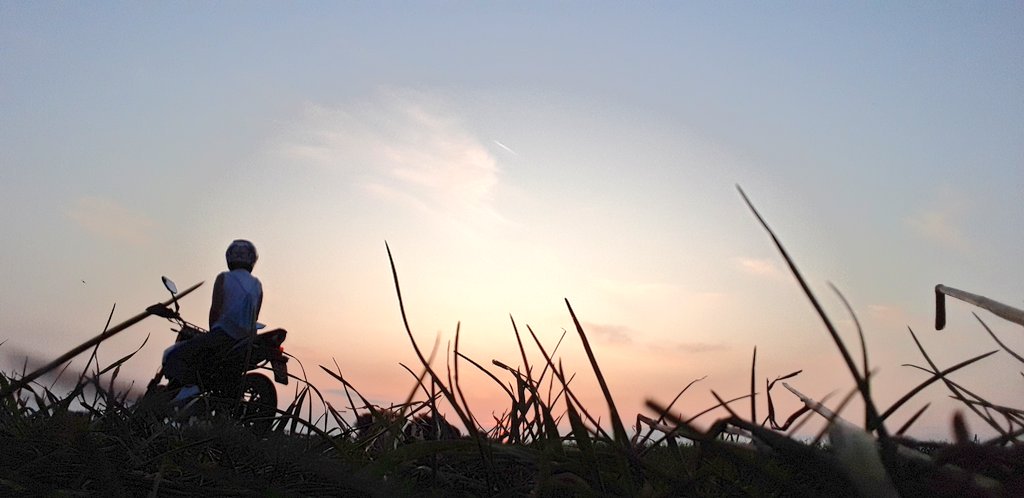 Miriamc021's tweet photo. Beautiful sunset💕
•
•
•
#sunset #motorbike #enjoyingtheview #beautifulview #BeautifulAustria https://t.co/D9fw7upIpD