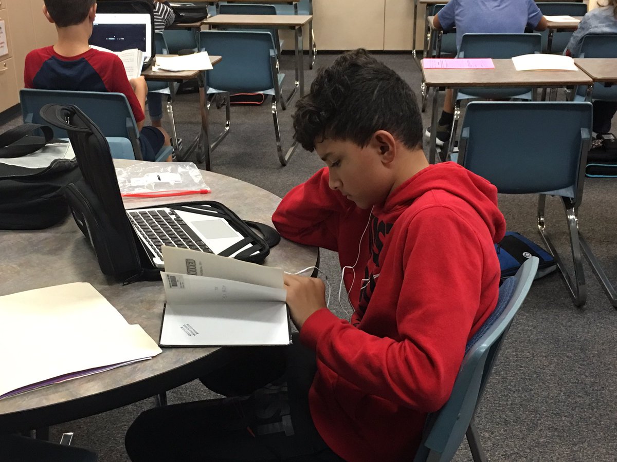 6thGradeCMS's tweet photo. Mrs. Platt’s students sit down and read for 20 minutes at the beginning of class. https://t.co/bDkA9IomUC
