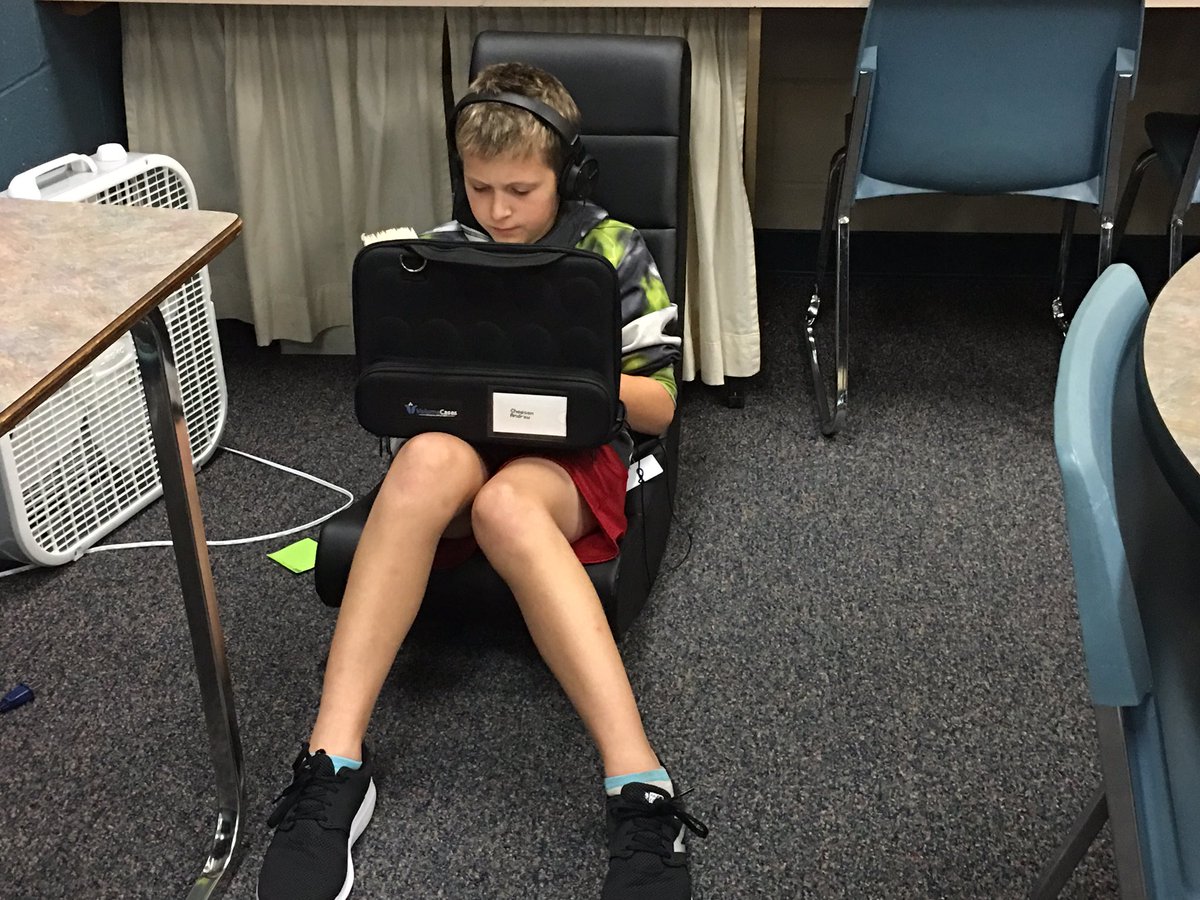 6thGradeCMS's tweet photo. Mrs. Platt’s students sit down and read for 20 minutes at the beginning of class. https://t.co/bDkA9IomUC