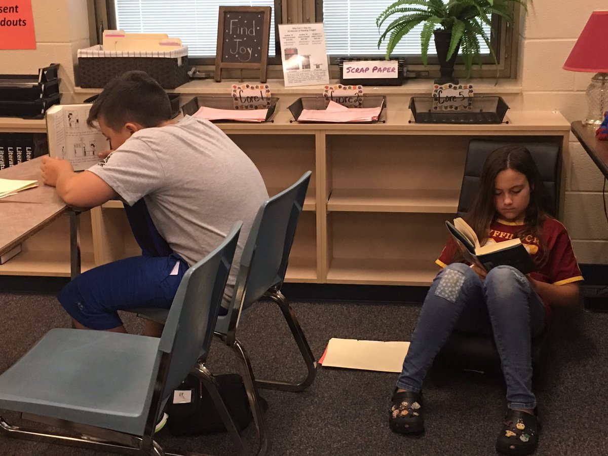 6thGradeCMS's tweet photo. Mrs. Platt’s classes sit down and read for 20 minutes at the beginning of class. https://t.co/frUjObUJff