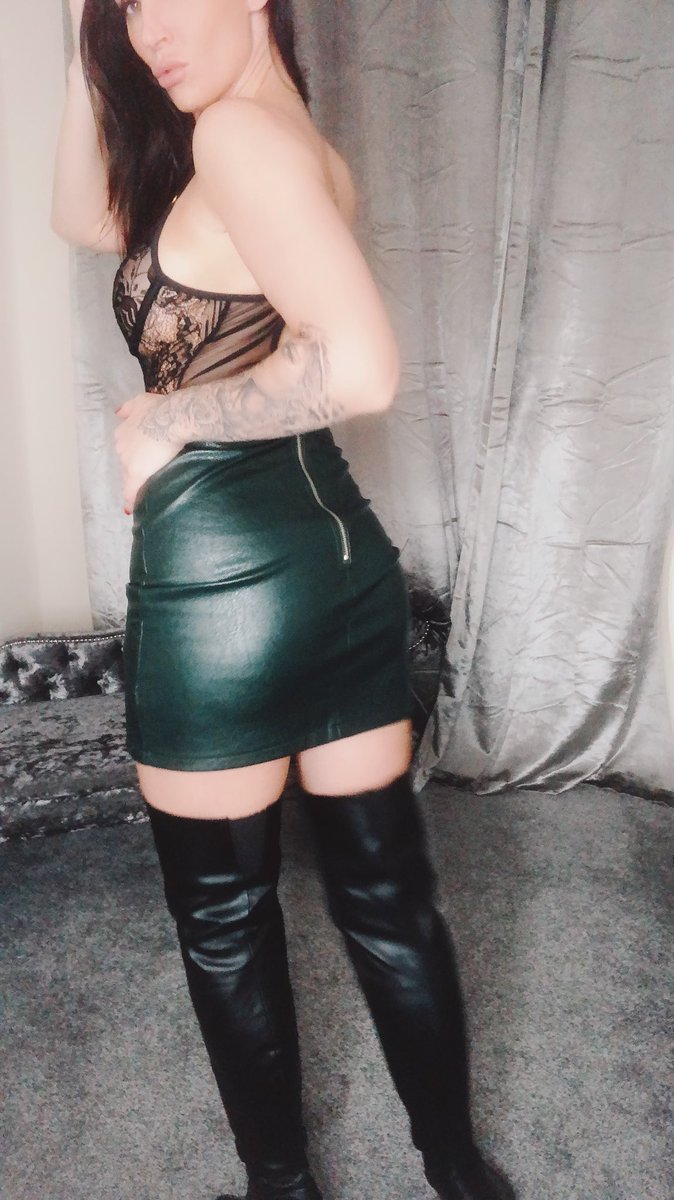 MistressDeee's tweet photo. Luscious leather #leatherfetish #learherboots #domme https://t.co/YhFokhtVxy