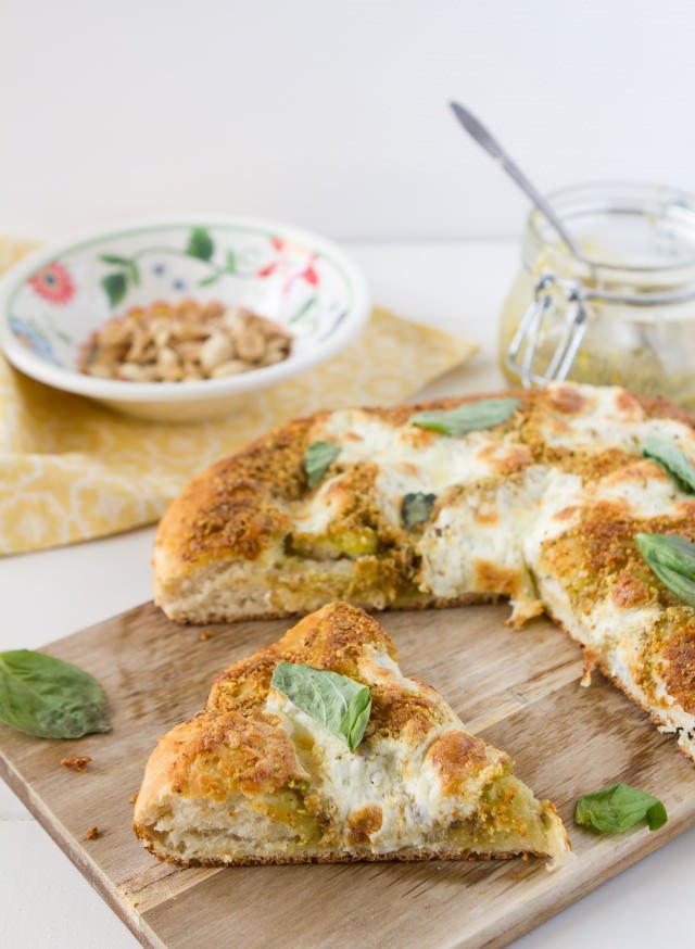 Who's ready for #pizzanight?!
Try this Pistachio Pesto Pizza tonight.

Recipe: azestybite.com/pistachio-pest…