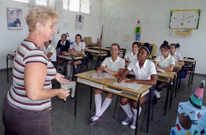 CubaMined's tweet photo. Recibe @elsa_ena mensajes de felicitación en el aniversario de la #FMC. @CubaMined agradece a todos en su nombre y en nombre de todas las educadoras cubanas. @mora_aly @YanetHzP @joaquinsglez @Eugenio81236889 @gulbone @KikaAmalfi @mansodiaz71 https://t.co/h0tux1S6kH
