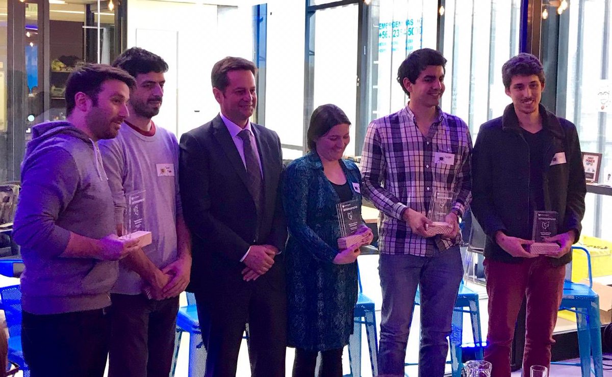 CentroinnovaUC's tweet photo. .@pedrobouchon Vicerrector de Investigación entrega un reconocimiento realizado por nuestro #FablabCentro a los emprendedores ex alumnos @ucatolica https://t.co/4VaWYRDcZ2