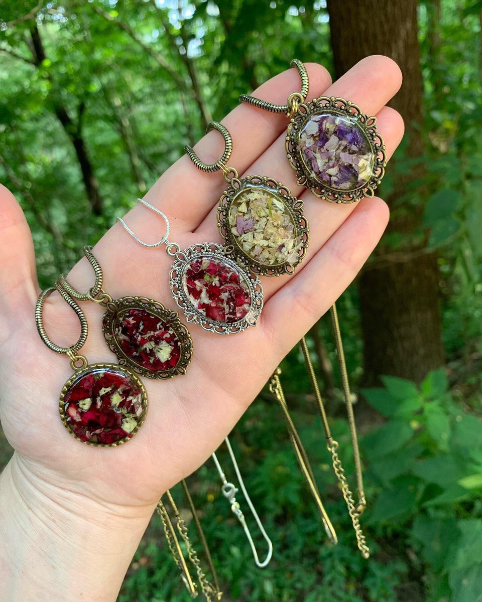 FlowerProject18's tweet image. Flower Petal Pendants with chains. Each sister hand picked their own tiny bouquets of flowers to have their own unique color mix. 

#TheFlowerProject #InMemory #Loved #FlowerArt #MeaningfulGifts #ThoughtfulGifts #Beautiful #Flowers #FlowerNecklace #FlowerJewelry