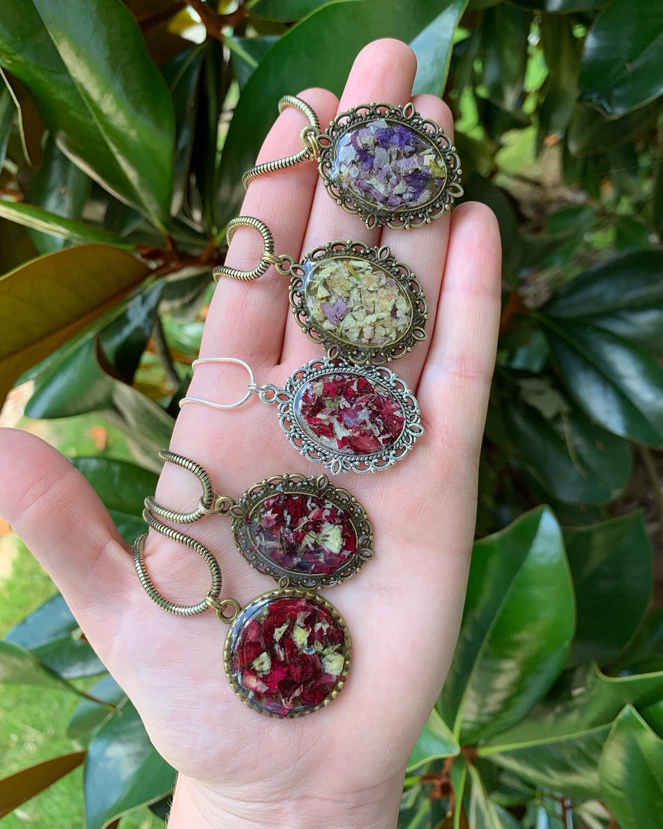 FlowerProject18's tweet image. Flower Petal Pendants with chains. Each sister hand picked their own tiny bouquets of flowers to have their own unique color mix. 

#TheFlowerProject #InMemory #Loved #FlowerArt #MeaningfulGifts #ThoughtfulGifts #Beautiful #Flowers #FlowerNecklace #FlowerJewelry
