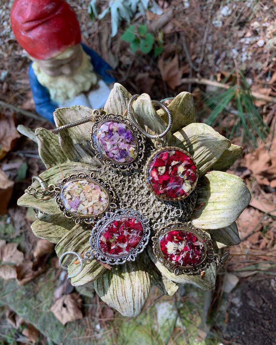 FlowerProject18's tweet image. Flower Petal Pendants with chains. Each sister hand picked their own tiny bouquets of flowers to have their own unique color mix. 

#TheFlowerProject #InMemory #Loved #FlowerArt #MeaningfulGifts #ThoughtfulGifts #Beautiful #Flowers #FlowerNecklace #FlowerJewelry