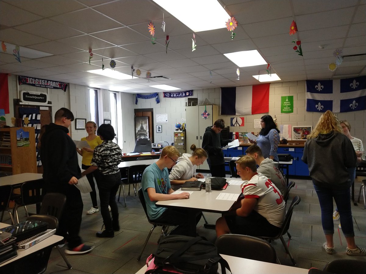 MrLovelysClass's tweet photo. French 1 students working on their conversation skills. https://t.co/MbpqeB0erX