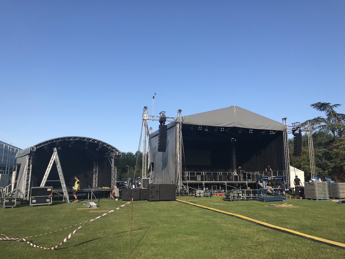 aylesburytc's tweet photo. This was 6pm tonight. Blue sky and sunshine and tomorrow is going to be even better ☀️ plus the stages will be filled with great local musicians. See you from noon onwards at #LIP19 part of #ParklifeWeekend. 🎷🎺🎸🎤🎶🤩 https://t.co/iEo0gXvjJF