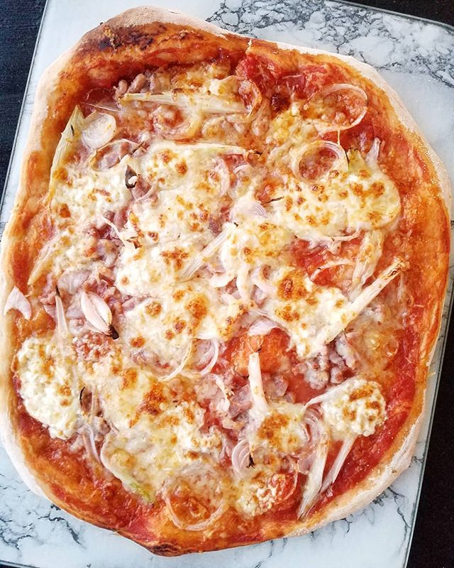 nadasto's tweet photo. Alors là j'veux pas dire mais c'est un pizzgasm 😊
La franc-comtoise : saucisse de morteau en dés, oignons doux, cancoillotte, morbier et comté 💕
#levendredicestpizza #ilovecomte #comte #doubs #pizza #pizzalovers #foodgasm #franchecomte #jura #franckmen #cheeseporn #frenchfoo… https://t.co/IWGROtiweV
