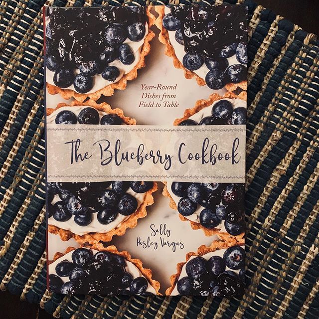 WECOTek's tweet image. Just recently added to the WECO kitchen cookbook shelf!
#theblueberrycookbook 
#wecotek #sortingissexy #blueberrysorting #wecosorting #blueberryrecipes ift.tt/2MAXxwA