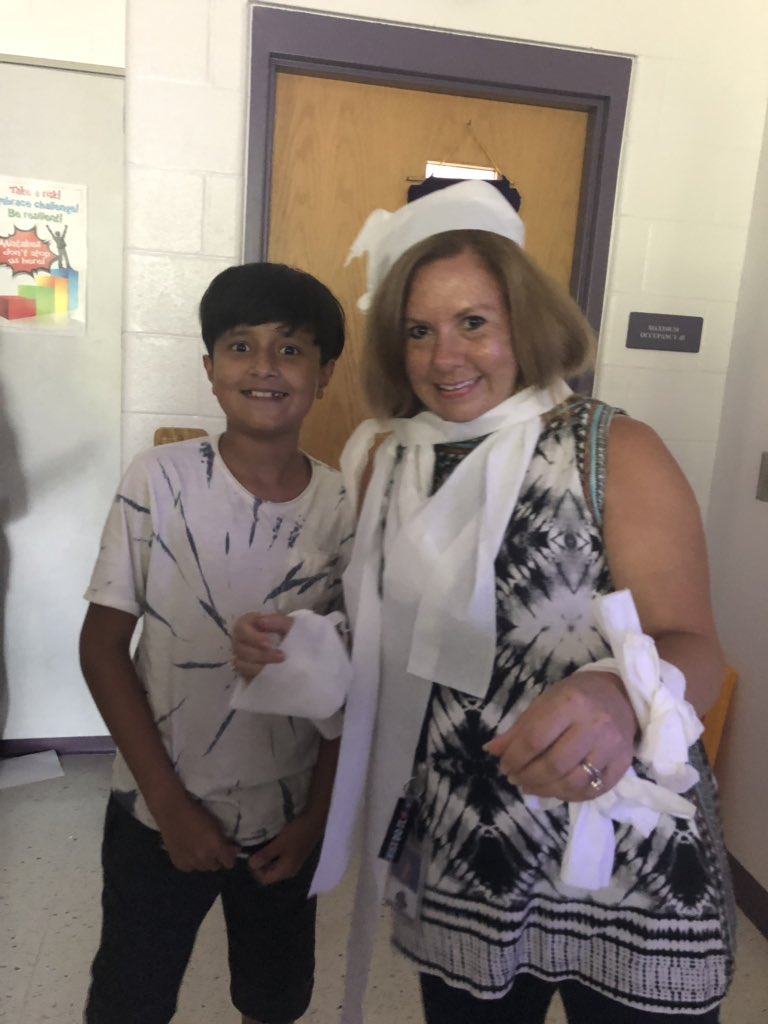 MrsSummers_wrms's tweet image. How do you manage your time? Students compete for the most tasks accomplished and I got recieve some beautiful three ply gifts!#reynmemories #wrmswolves