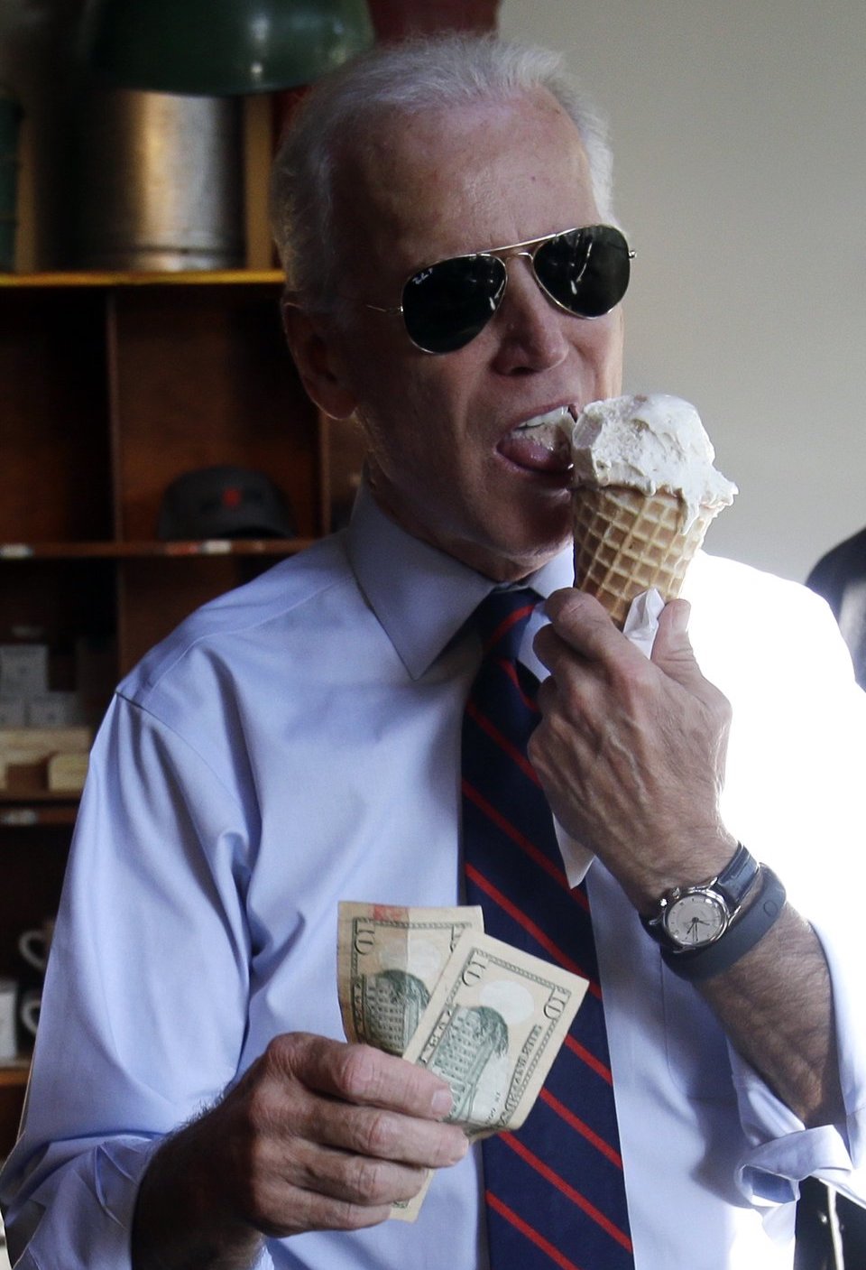 ECrhB5pX4AAsSxY?format=jpg&name=large