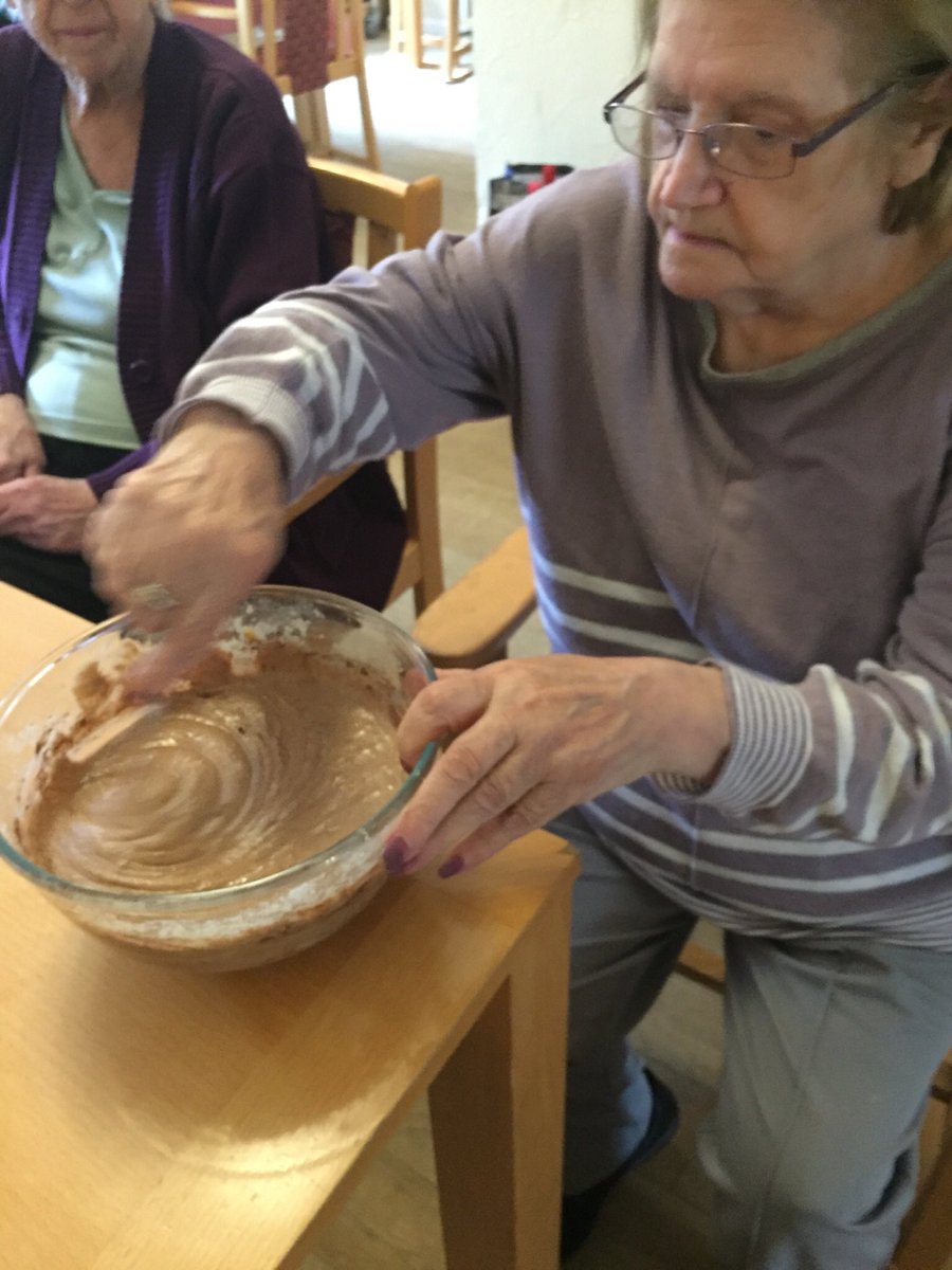 windsor_care's tweet photo. Friday morning baking. What a beautiful cake. Made by the residents and decorated by our brilliant senior Ilze 👏🏻🎂#Activities# https://t.co/sGIaMk7p0u