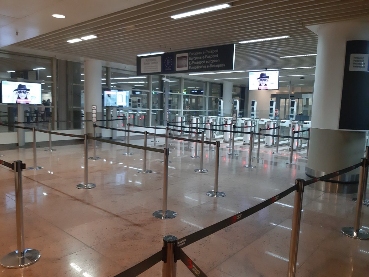 JenLinz's tweet image. Long slow Friday night passport queues at #brusselsairport while automated gates remain closed