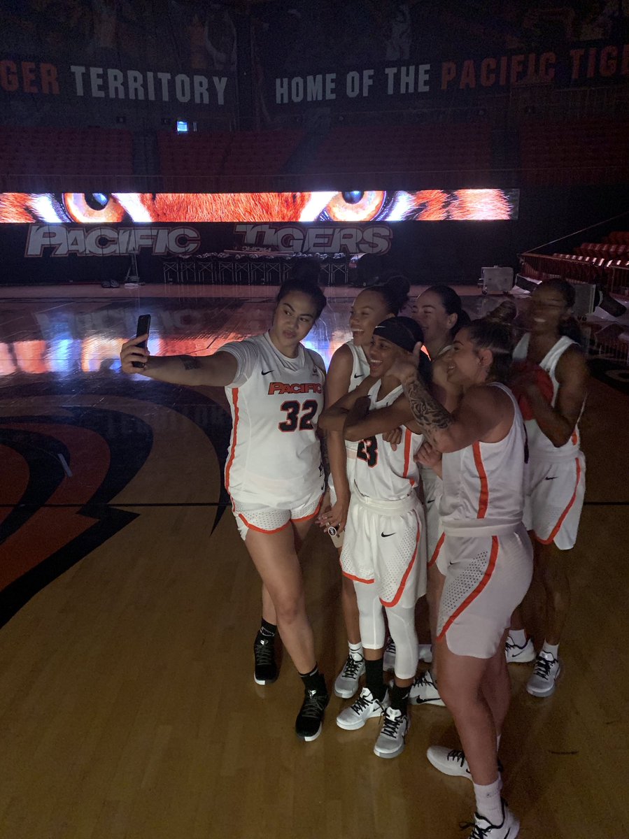 Pacific_Hoops's tweet photo. 19-20 Season Photoshoot ππ ππΎββοΈππ»ββοΈππ½ββοΈπΈπ₯ #UpRoar #209Grind https://t.co/k0RfgAHyd3