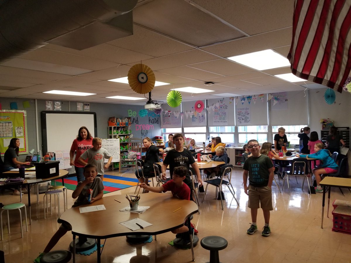 RockportHeights's tweet photo. Another great example of co teaching! The finest of 4th grade. @FoxC6Schools #FoxC6Strong #inclusionclassroom https://t.co/gilI5CQQv9