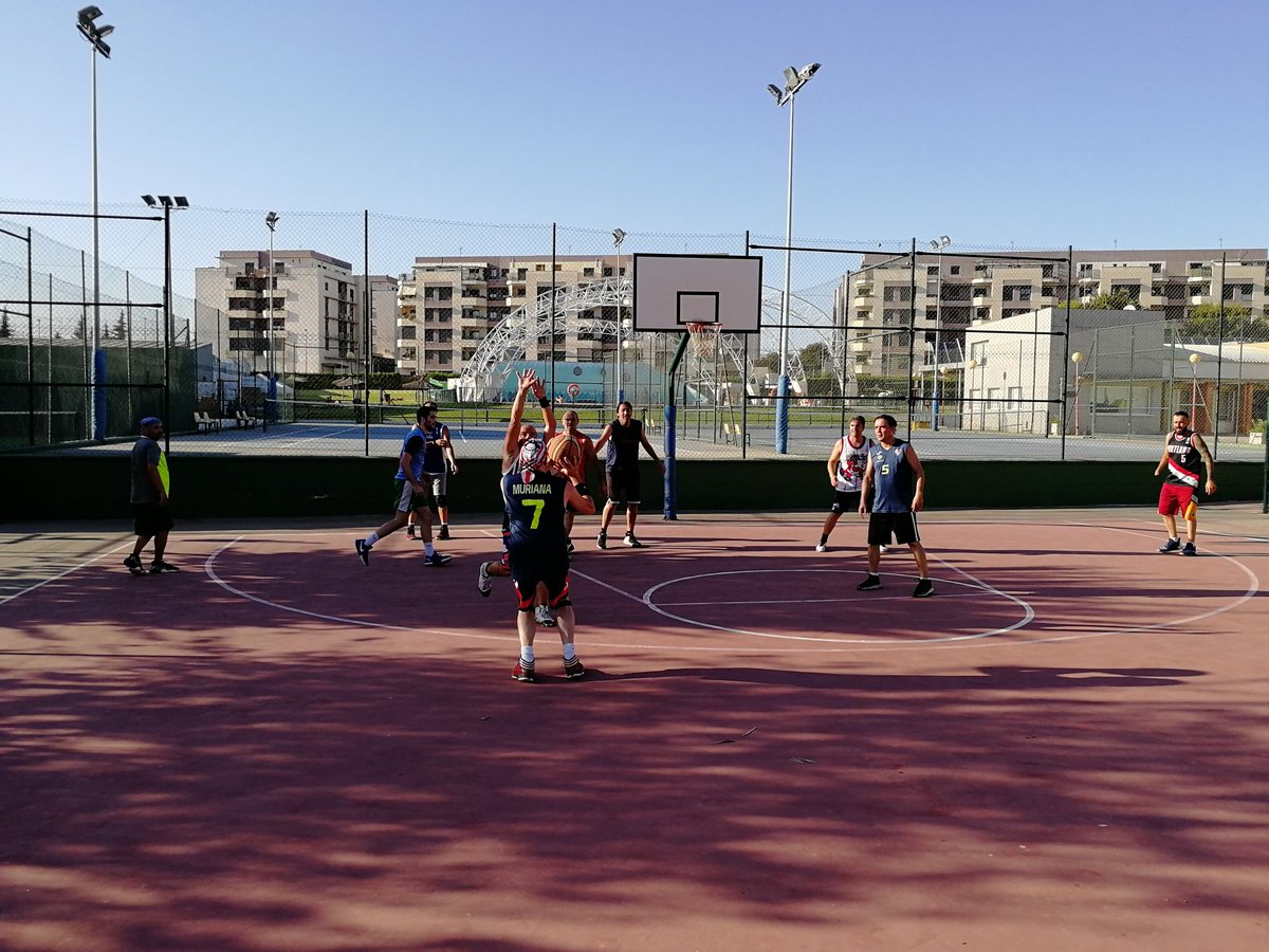 En Mairena del Aljarafe, Polideportivo Francisco León, dando vida a nuestro Pueblo con un grupo de deportistas y amigos  extraordinarios. Soñando con un techo, como es normal😅😅