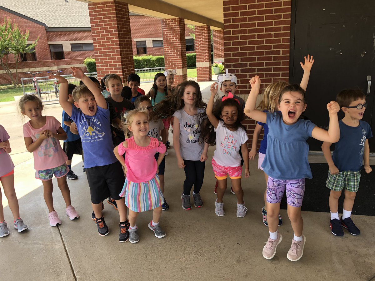 mrsallysaxon's tweet photo. House sorting day!!!! 🖤❤️💚💙 
These kindergarten kids are PUMPED to earn some points for their house and work together as a school-wide team!! @AustinElem #rcainspired #teamanimo #allinataustin #austinhouses https://t.co/qXRmBnUJ7T