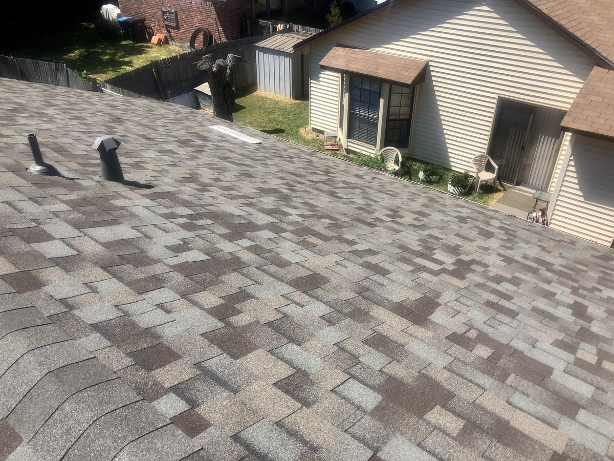 BRRoofSolutions's tweet photo. Look at these TruDef OC Driftwood Shingles 😍😍😍 #OC #Driftwood #FreeInspections #TrustUsWereRoofers 
.
.
.
@TheRomoTweets https://t.co/faxvREA70e