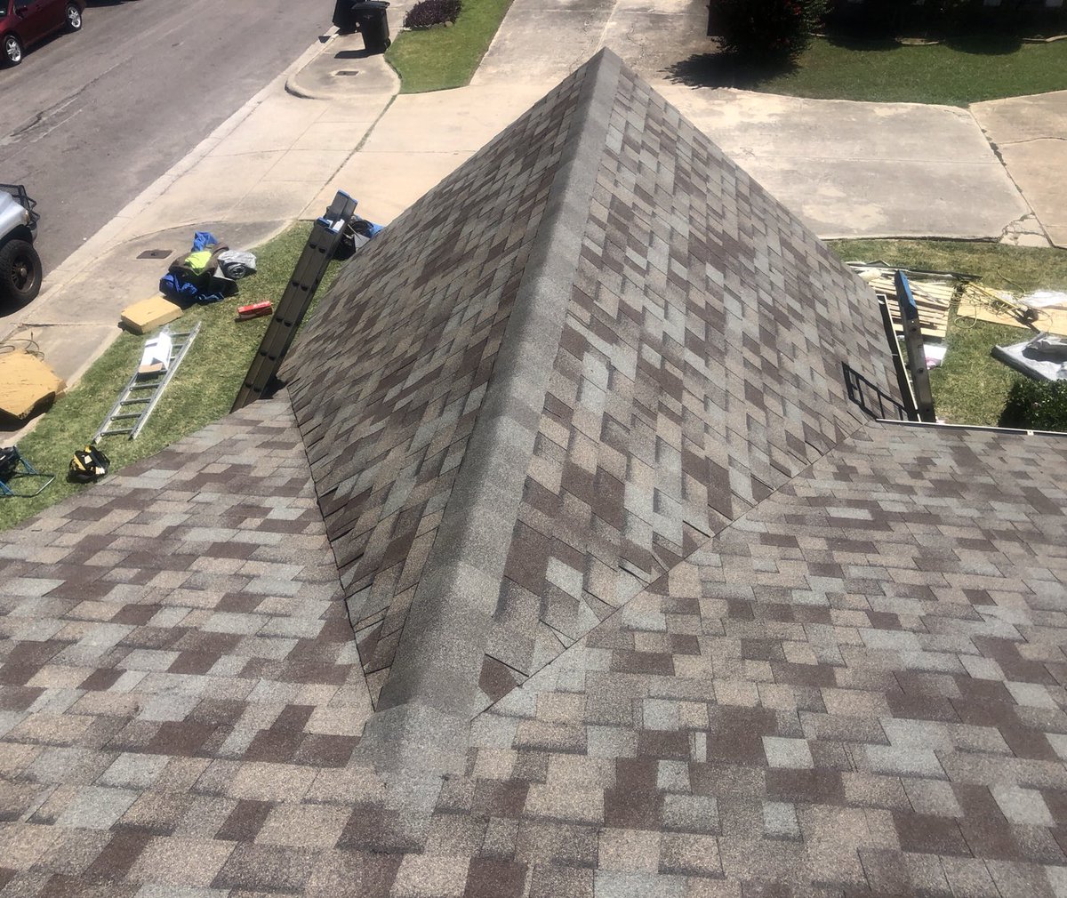 BRRoofSolutions's tweet photo. Look at these TruDef OC Driftwood Shingles 😍😍😍 #OC #Driftwood #FreeInspections #TrustUsWereRoofers 
.
.
.
@TheRomoTweets https://t.co/faxvREA70e