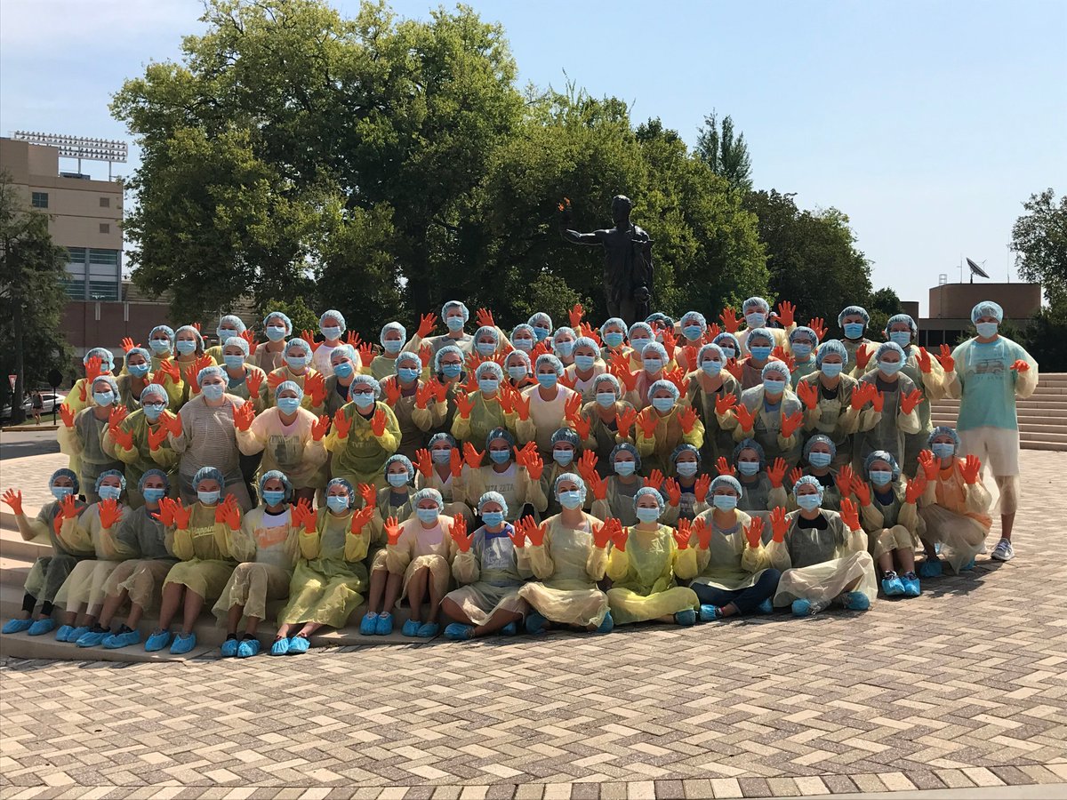 utknursing's tweet photo. Tradition continues! Junior nursing students mark their transition to upper-division nursing courses with a visit to the Torchbearer in Circle Park! #volnurse https://t.co/ATvH1GQ8Uq
