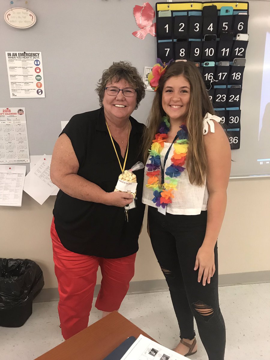 STUCOHeath's tweet photo. StuCo loves welcoming our new staff members with @PopcornPapa
We are so happy you’re here and thankful for what you do!
#wintheday #BetterTogether #iloverisd #heathhawks https://t.co/zYIDB1ntEq