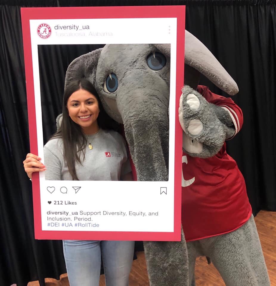 NTXBamaParents's tweet photo. Carina is a Senior this year! 😭 She stayed in Bama over the Summer working for Vice President- Dr. Taylor. From Grand Prairie, TX
Have a great Senior year Carinia!
#TidefromTexas @DFWbama @tideintexas 
Roll Tide! https://t.co/Ld0vAPd2aU