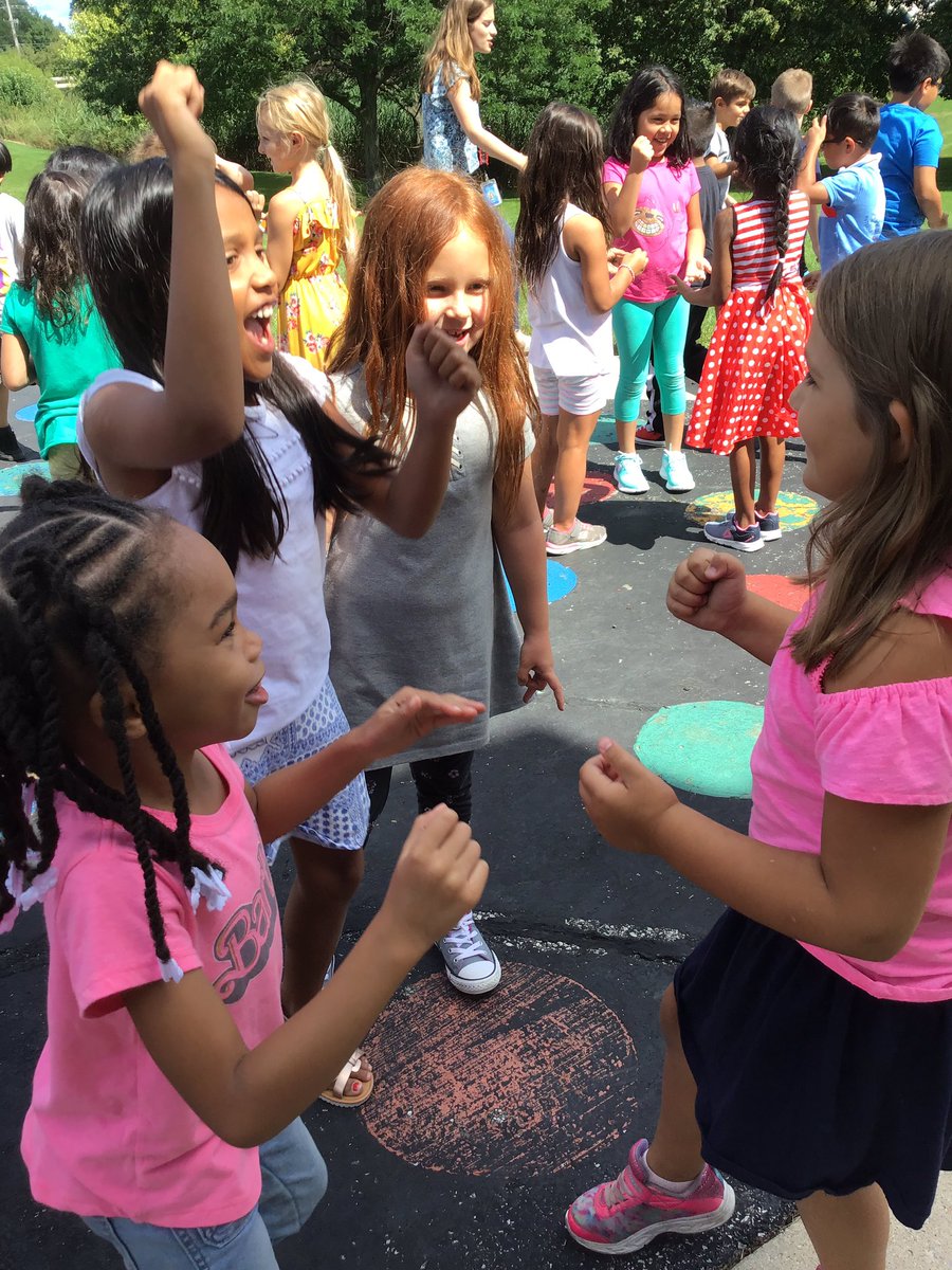 JennaCarlson54's tweet photo. We ended our first week of second grade with a grade level Rock Paper Scissors competition! @CaptainYarnell @TheJamminJordts @SweetlandsClass https://t.co/vfXAMyBicJ