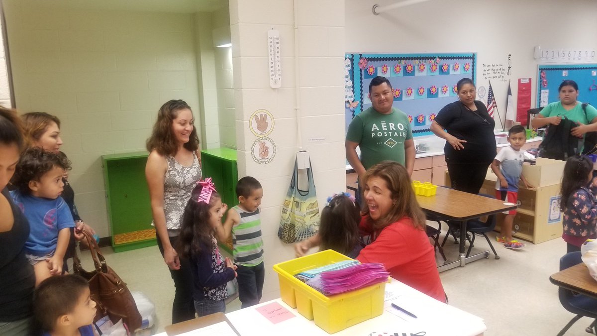 MissKBell1's tweet photo. Had a wonderful time meeting the parents and students at Oates Elementary. We're off to a great start. @MelissaMelchor8 @HoustonISD https://t.co/q6NalUmA3C