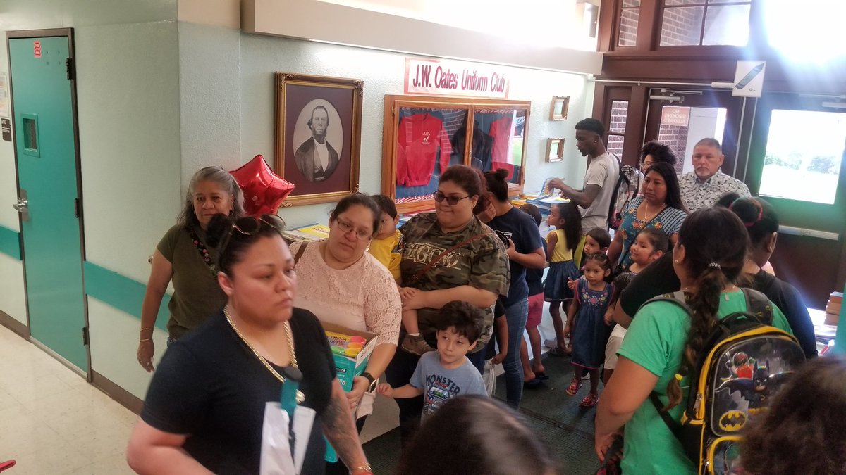 Had a wonderful time meeting the parents and students at Oates Elementary. We're off to a great start. <a href="/MelissaMelchor8/">Melissa Melchor</a> <a href="/HoustonISD/">Houston ISD</a>