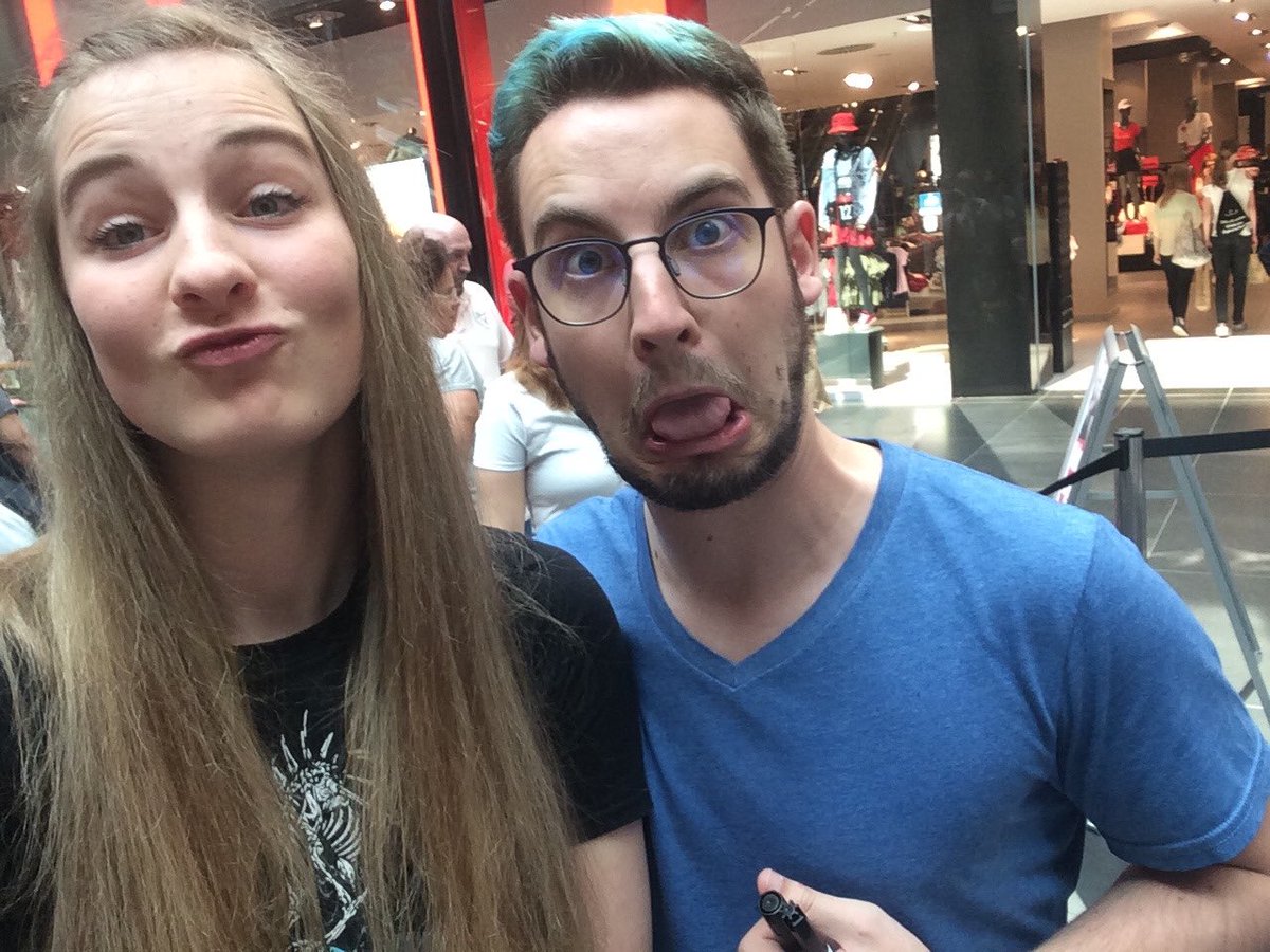 melinxxxa's tweet photo. Danke für zwei Pietsmiettouren, geile Gamescomshows und natürlich die tägliche Unterhaltung 💚 Super lieb, dass du dir Zeit für uns genommen hast @kessemak2  #pietsmiet #hairevolution https://t.co/U5GXu3mSWB