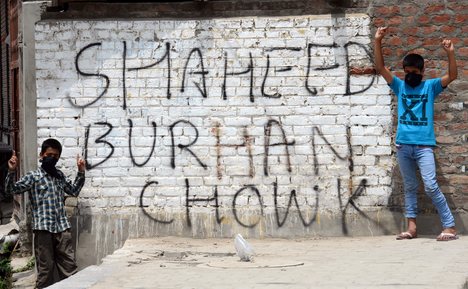 eshaal2019's tweet photo. کرتی رہے گی یاد ہم کو زندگی تکریم سے
ہاں زندگی تکریم سے 
دی ہے سلامی موت کو لہرا کے شمشیر و سناں
لکھی ہے کشمیر کی خاک پر قربانیوں کی داستاں
#WallsofOccupiedValley https://t.co/vUP2hskP6Z
