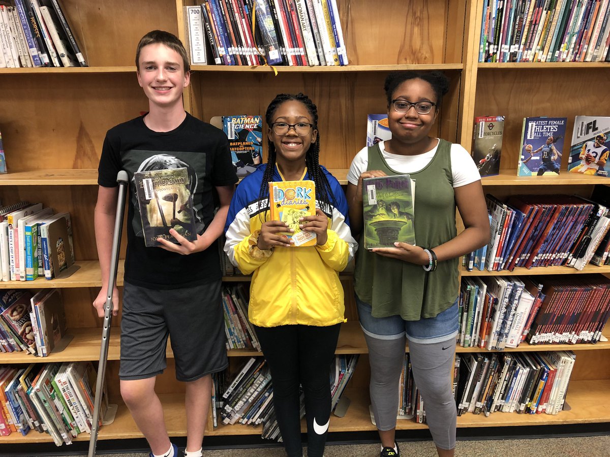 AwtreyCLC's tweet photo. Celebrating Reading today...rewarded students who logged 25 or more hours reading this summer with a pizza party! @AwtreyVikings @afoster68 #AwtreyReads #ReadersAreLeaders https://t.co/DxfFYn9IYk