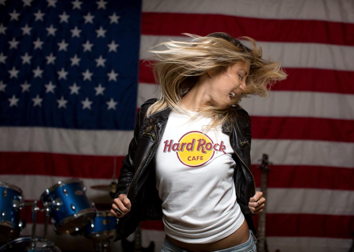 Nos gusta verlos posando con nuestros Tshirts, derrochando rock.⚡😎 ¿Y los rockers, cuántas ya tienen? 😏 Te esperamos en nuestro Rockshop, nivel 3 Blue Mall y también en La Zona colonial. #ThisIsHardRock #HardRocksd