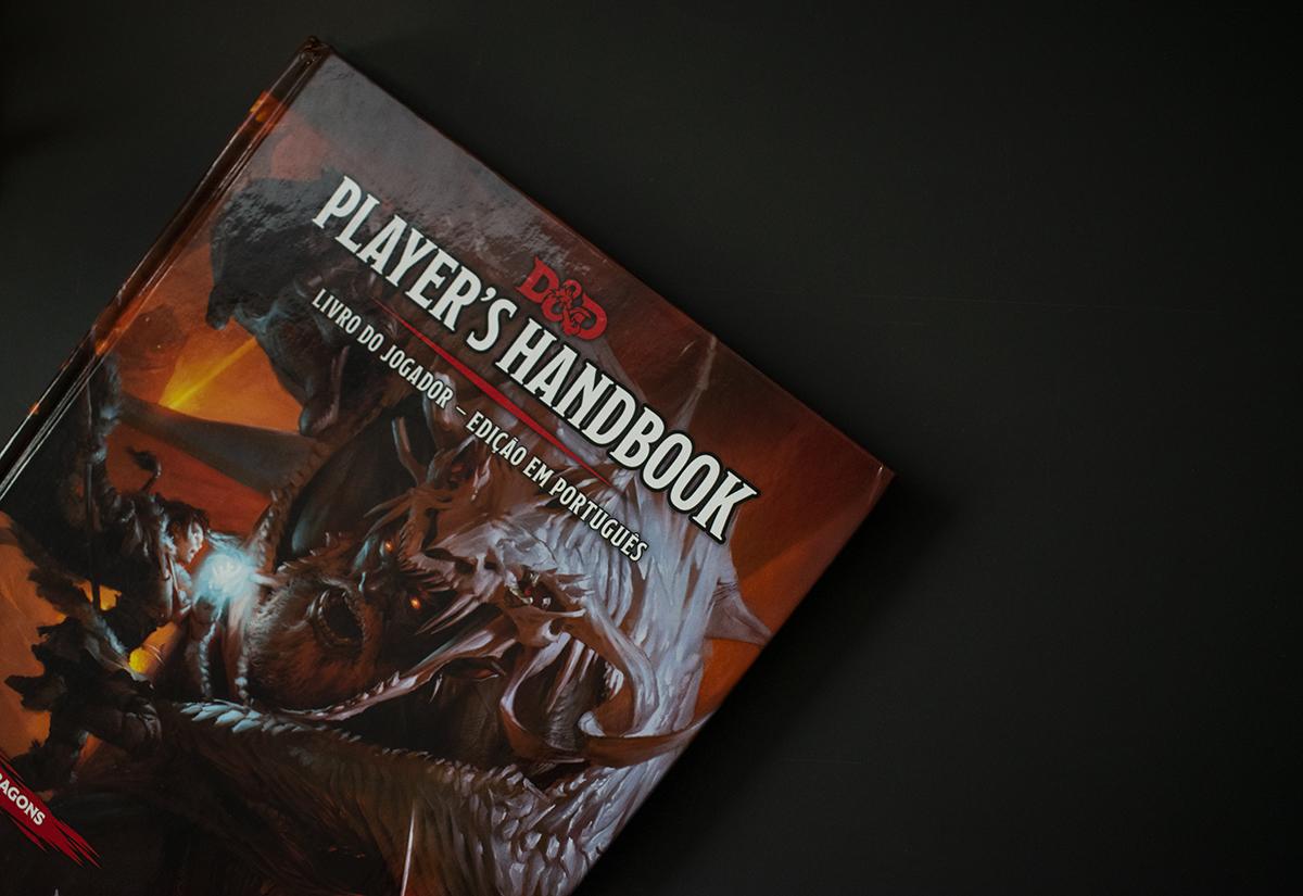 asmodee_br's tweet photo. Estamos na contagem regressiva para o lançamento oficial de D&amp;D quinta edição em português. Olha só essas imagens inéditas do Player's Handbook!
Quer saber tudo em primeira mão? Inscreva-se na Taverna da Iguana Negra e receba nossa novidades! ⚔️🐉

https://t.co/bRxYfYAyJI https://t.co/2DIixEJgbN