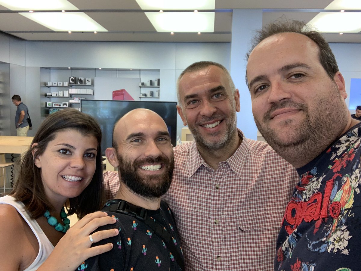 kapormm's tweet photo. Hoy tocaba seguir aprendiendo, para ello me he acercado a #AppleXanadu & #AppleSol con la compañía de @NAZMENLIB y @pSitin #AprenderparaEnseñar #Vídeo #RealidadAumentada la formación es un pilar básico en mi vida!! Gracias por acompañarme en esto!! https://t.co/M8KFKPYM3f