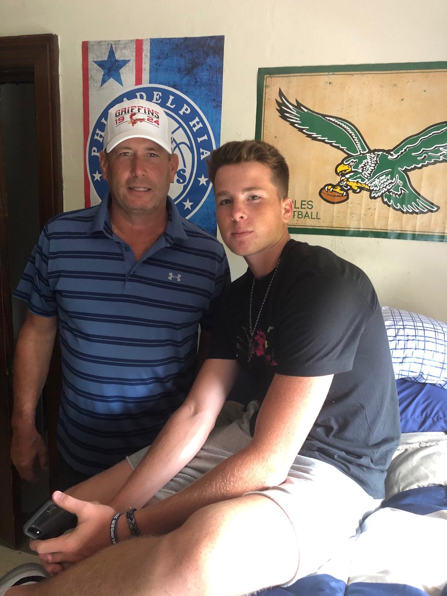 EdRegan2's tweet image. Go be someone ⁦@conorregss⁩ #MoveInDay ⁦@CHCAthletics⁩ #UncommonExcellence griffinathletics.com  #MBB #WinTheCAAC