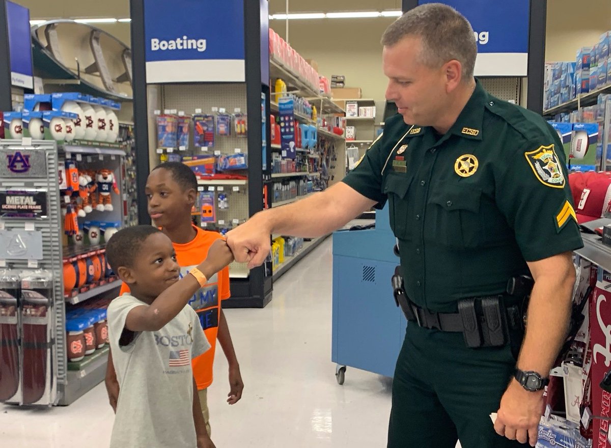 ECSONews's tweet photo. #FistBumpFriday
#FistBump #Friday #YourSheriffsOffice #ECSO #CommunityMatters @NR1620 https://t.co/lfbrg4r1FN