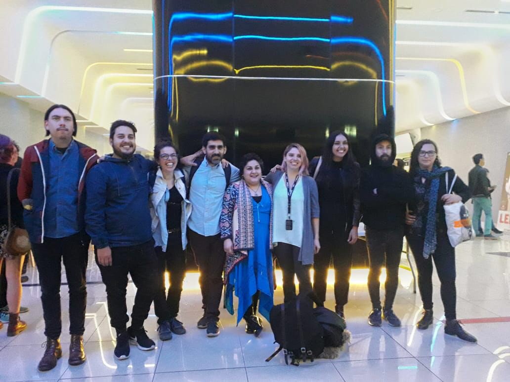 NieblaProd's tweet photo. Gracias totales! Ayer en @SANFICFESTIVAL fue el estreno nacional de #PerrosSinCola, de Carolina Quezada y realizada por un equipo aperradísimo. De inicio a fin ha sido un proceso con mucha garra, y por sobre todo queremos agradecerles por acompañar a Carola en esta travesía✨🔥🖤 https://t.co/niF3oSaehA