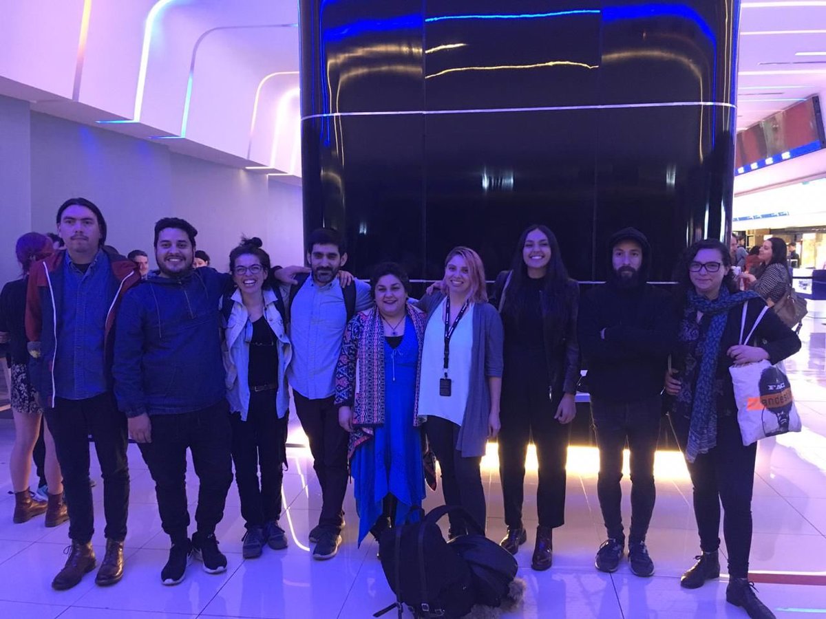 NieblaProd's tweet photo. Gracias totales! Ayer en @SANFICFESTIVAL fue el estreno nacional de #PerrosSinCola, de Carolina Quezada y realizada por un equipo aperradísimo. De inicio a fin ha sido un proceso con mucha garra, y por sobre todo queremos agradecerles por acompañar a Carola en esta travesía✨🔥🖤 https://t.co/niF3oSaehA