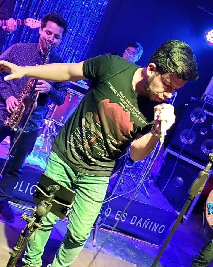 RodoMusica's tweet photo. Ahí está mi otro yo, el real, simplemente #Rodo,
el que se embarca en las olas de las notas de una canción para llegar a tu cuerpo,
y en esa complicidad, intentar entrar en tu corazón.
#LaMoyochaRock #music #shure #Música #song #musica #Rock #regaae #Pop #balada #funk #blues https://t.co/kcese7MRvl