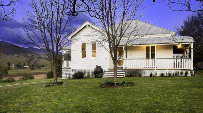 RegionCanberra's tweet photo. Charming cottage for sale in #WeeJasper offers idyllic lifestyle overlooking valley dotted with caves & fossils https://t.co/dodP2Ct8GY https://t.co/Uc7A1MyUAZ