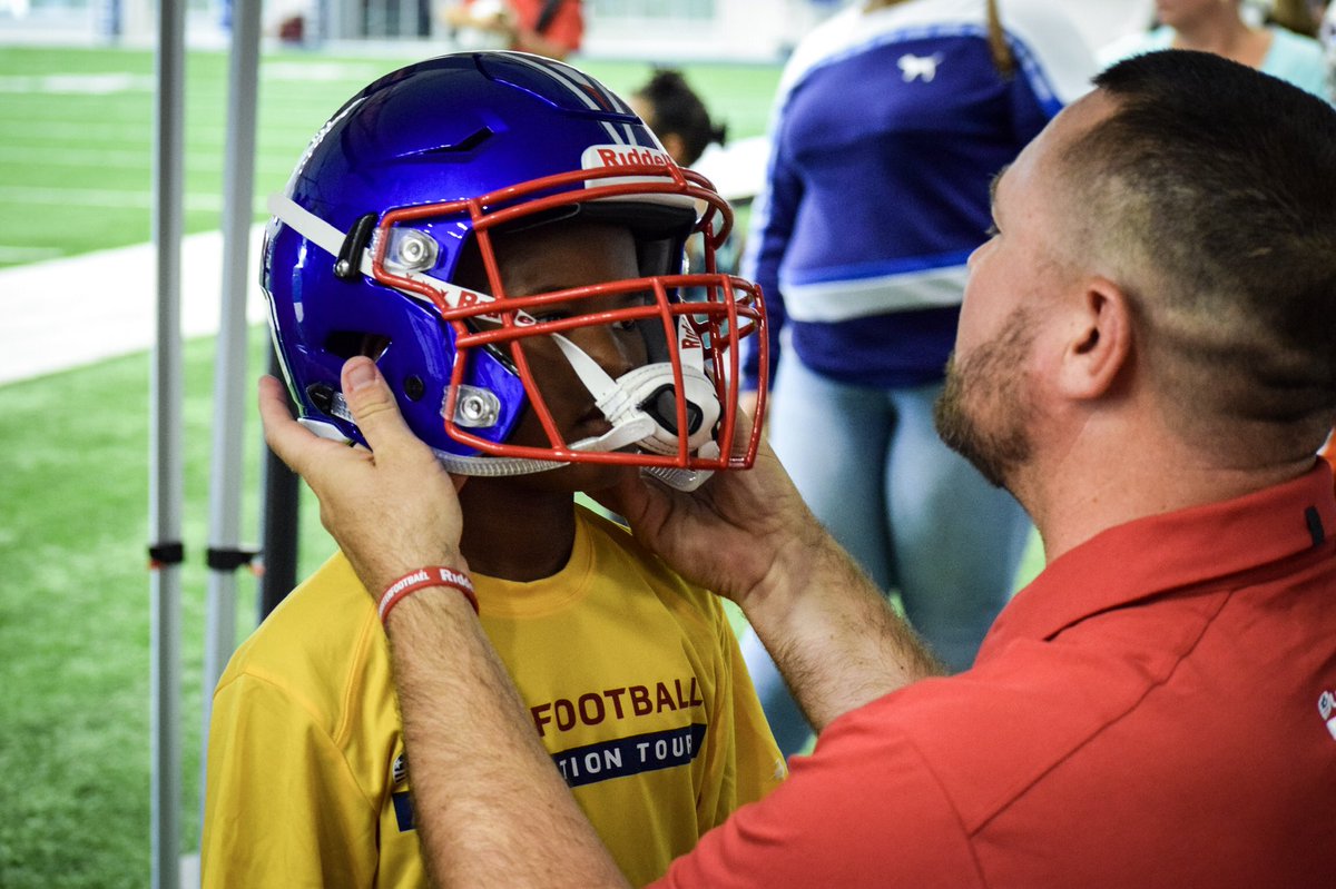 USAFootball's tweet photo. Getting fitted for the correct helmet is the first step to a smarter, safer game. β
@RiddellSports x #ProtectionTour https://t.co/Mu7Yl2ACLX
