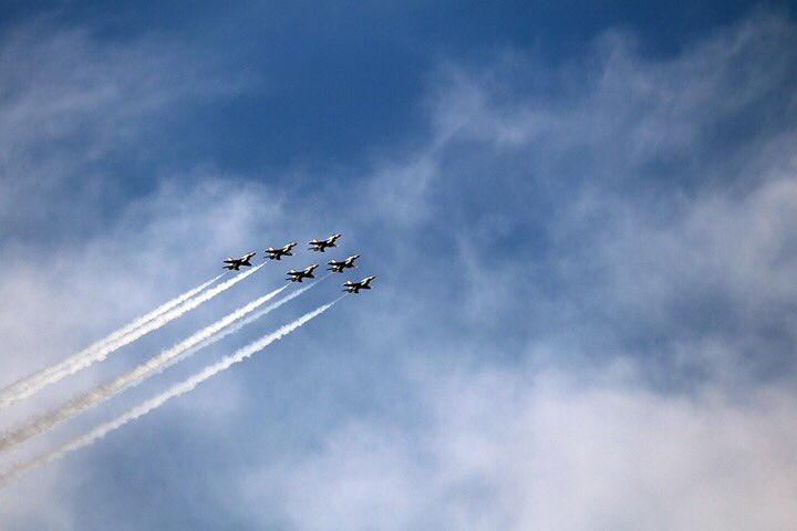 twostepprocess's tweet photo. More from the incredible Summer 2019 #HudsonFlight by @RAFredarrows, @AFThunderbirds, @F22DemoTeam + @theF35 Demo Team Thursday morning 8/22 over #NYC.
#RedArrows #RedArrowsTour #F35 #F22 #USAF #Thunderbirds https://t.co/Dv80nYVBtV