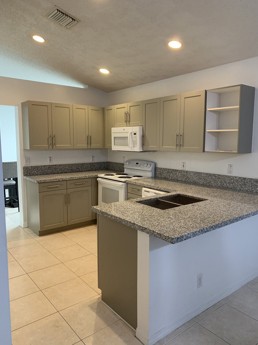 kitchensites_'s tweet photo. This customer had purchased the doors, but needed us to raface the cabinet boxes to color match and fabricate/install the granite countertop. #versatile #kitchenrefacing #homeimprovementsolutionusa #coconutcreek https://t.co/QakwVcmrFT