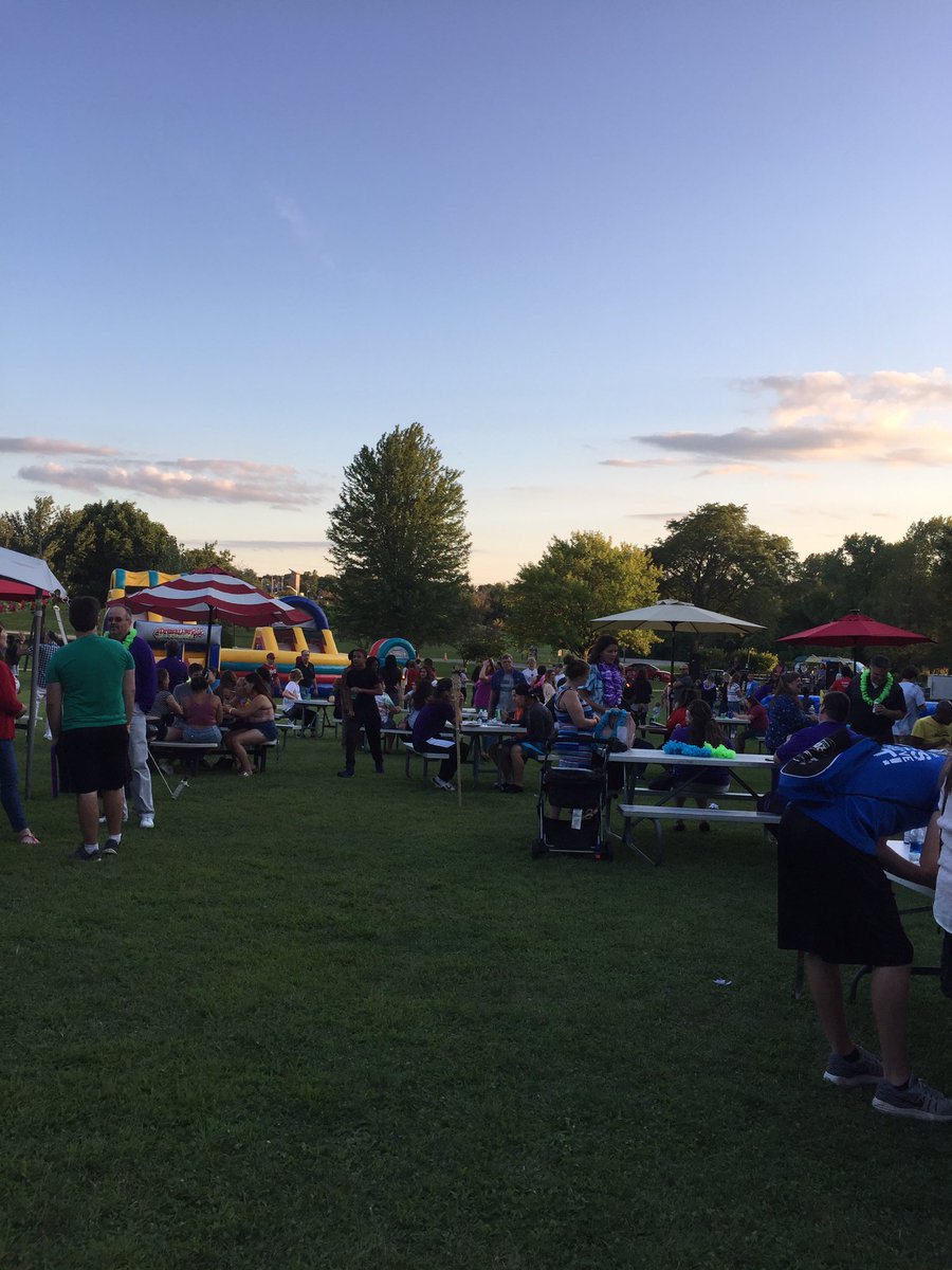 ProfMull's tweet image. Great time at the #FallKickOff event tonight, @RUDeanOfFun! Great attendance and such an electric buzz across our entire campus! 🙌🏻 Also, everyone should know I beat @Duffmahn at the 🦈!