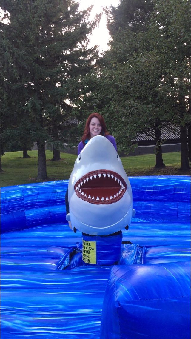 ProfMull's tweet image. Great time at the #FallKickOff event tonight, @RUDeanOfFun! Great attendance and such an electric buzz across our entire campus! 🙌🏻 Also, everyone should know I beat @Duffmahn at the 🦈!